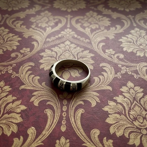 Onxy & Marcasite Size 7 Ring stamped 925 - Picture 2 of 4